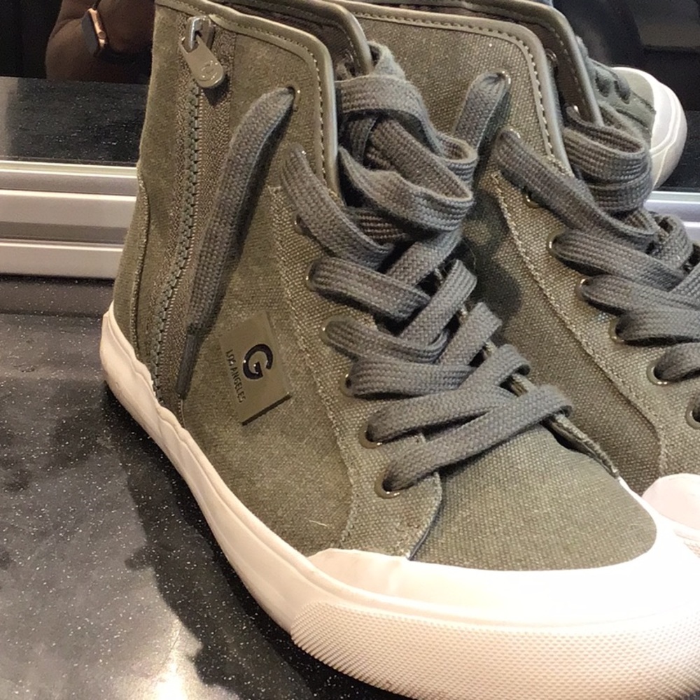 Women Green Guess tennis shoes